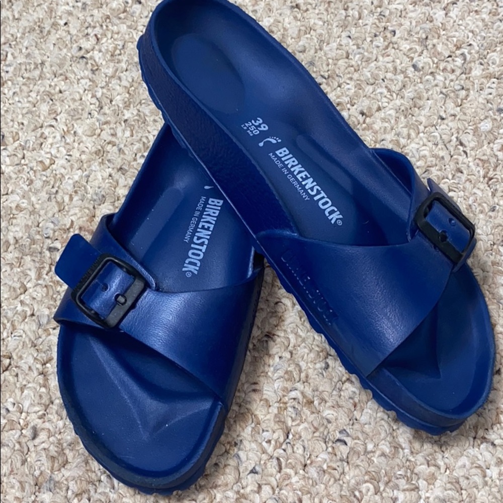 Ladies 8 Men’s 6 sandals
